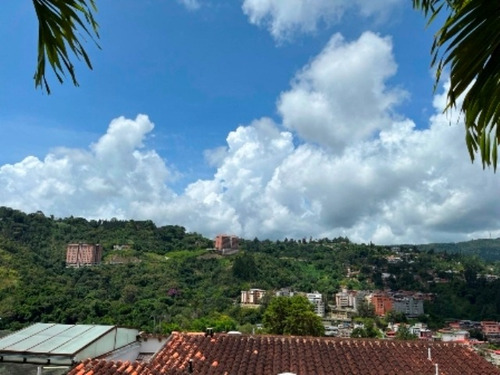 Acogedora Casa En Venta Con Amplio Jardin Y Agradable Vista. Sal