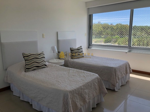 Apartamento En La Brava, De 3 Dormitorios Cuenta Con Excelentes Servicios, Vista Plena Al Mar - Consulte!!!!!!!!-ref:2383