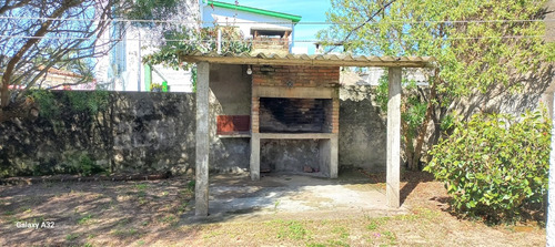 Inmobiliaria Costa Azul Vende Una Linda Casa Muy Cerca De La Playa De Costa Azul , De Tres Dormitorios Y Dos Baños.