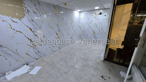 Ms: 25-24198 Se Vende Amplio Y Cómodo Galpón En Catia. A=867m2, 2b, 8p.