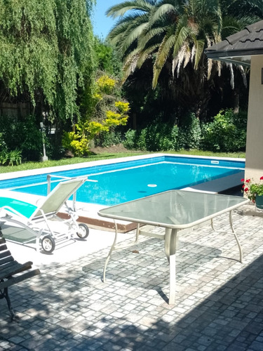 Casa En Venta De 3 Dormitorios C/ Cochera En El Lauquen