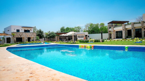 Casa En Venta En Los Lirios En Montemorelos