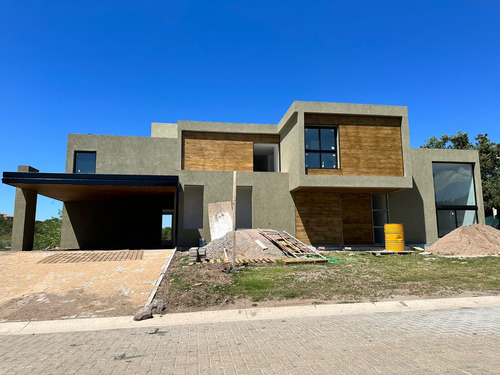 Casa En Venta De 4 Dormitorios En Estancia El Terron