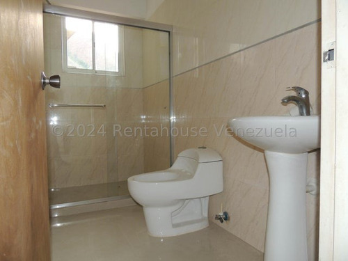 Apartamento A Estrenar, Con Excelente Ubicación El Parral 24-22142