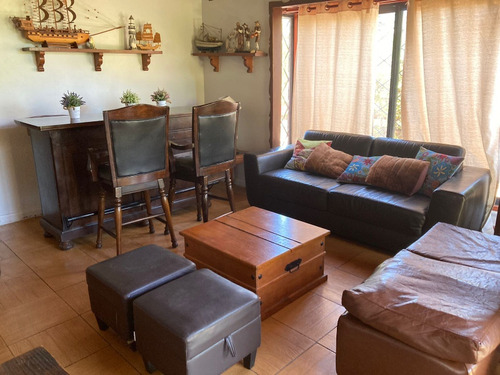 Casa 5 Dormitorios. 2 Baños. Quincho. Estac 2 Autos . Vista