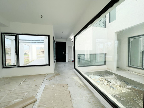Imagen 7 de 28 de Casa En Venta En El Canton Barrio Norte A Estrenar Lote Interno Con Vista A Laguna!