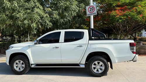 Mitsubishi L200 2.4 Cabina Doble 4x2 Mt