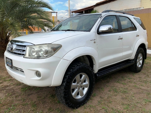 Imagen 1 de 18 de Toyota Fortuner 4x4