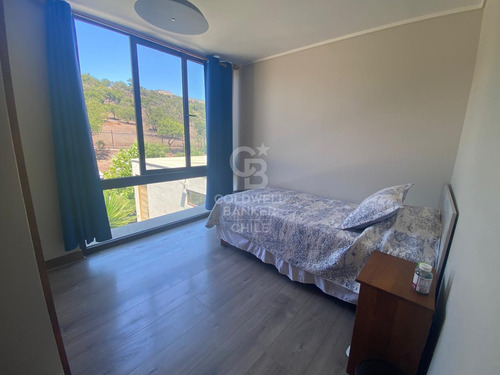 Cálida Casa Con Vista Panorámica En Condominio Seguro