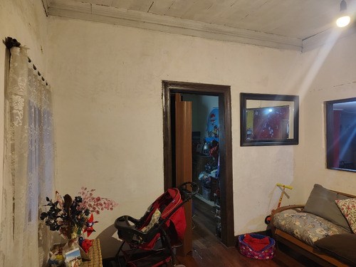 Oportunidad De Inversión! Casa Ubicada En Pasaje 4d 1b.