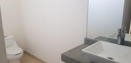 Casa Sola En Venta En Residencial El Refugio, Querétaro, Querétaro