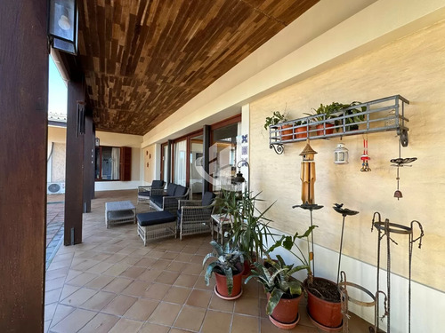 Casa Centrica En Mercedes Lista Para Ingresar, Con 1.000 M2 De Terreno