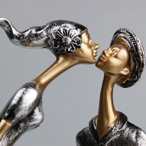 Pareja De Besos En La Estatuilla Del Corazón Estatua