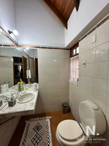 Vende Casa De 4 Dormitorios Con Piscina Y Gran Parque En Golf, Punta Del Este
