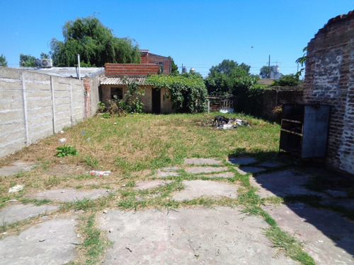 Venta De Casa En Burzaco, Amplio Lote, Sobre Calle Alsina