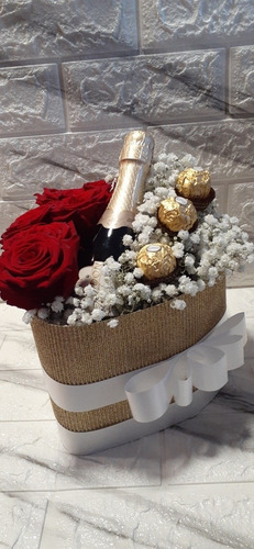 Imagen 4 de 5 de Floreria.ramo De 6 Rosas En Box Corazon, Chandon Y Bombones