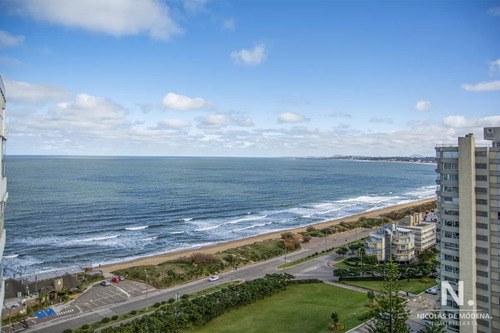 Se Vende Hermoso Penthouse Frente Al Mar De 3 Dormitorios Con Barbacoa, Playa Mansa, Punta Del Este