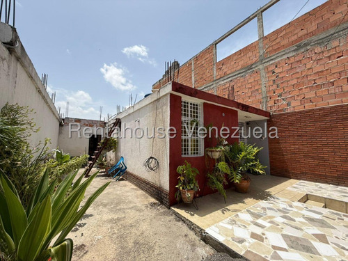 Raiza Suárez Vende Amplia Casa Ubicada En El Este De Barquisimeto 2 5 2 4 4 8 6 Con Área De Lavado, Cocina De Mampostería Y Con Fundaciones Para El Segundo Nivel.