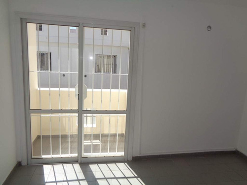 Barrio Alta Córdoba - Casa De 2 Dormitorios, Amplia Y Luminosa Con Cochera Cubierta, Cocina Comedor, 2 Baños Y Patio Con Césped
