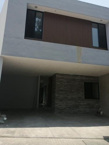 Excelente Casa Sola Con Alberca En Condominio Vigilancia, Espacios Amplios, Techos Altos, Muy Iluminada, Lomas De Atzingo En Cuernavaca. Nueva.