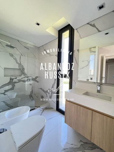 Casa En Venta A La Laguna - 5 Dorm. En Suite - En Golf Club, Nordelta, Tigre