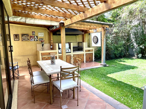 Casa En Venta De 5 Dorm. Condominio En Las Condes