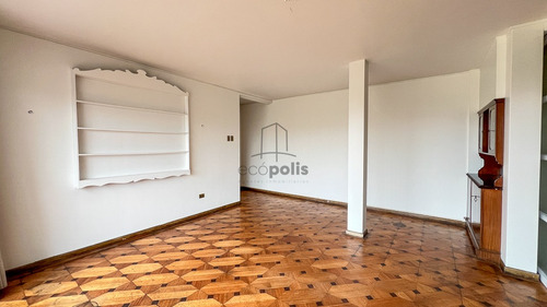 Encantadora Casa Con Diseño Clásico Y Vista Al Mar En Viña