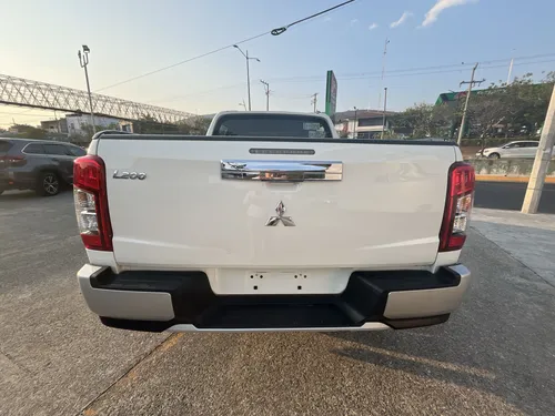 Mitsubishi L200 2.4 Glx Cabina Doble 4x2 Mt