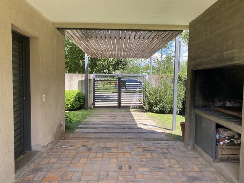 Casa De 3 Dormitorios En Venta Con Parrillero -aldea Fisherton
