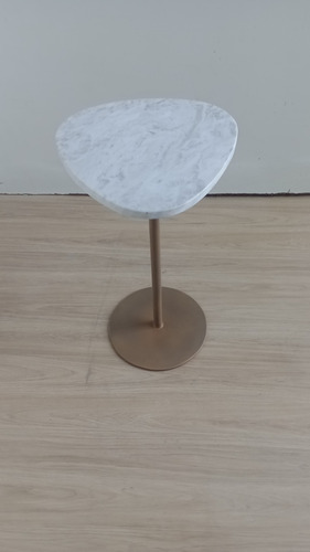 Mesa De Canto Monope, Tampo Em Mármore Redondo E Orgânico.