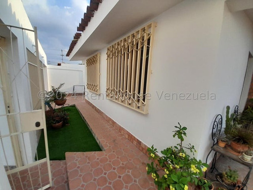 Casa En Venta  Barquisimeto Las Trinitarias Codigo 2  4  2  3  4  3  2 Mildred Confort, Armonía Y Bienestar Te Brinda Esta Hermosa Casa Amoblada  Espaciosa Sala, Cocina Total Equipada,  Family Room