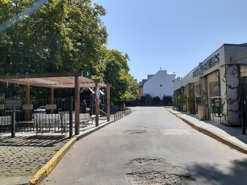 Importante Local Gastronómico. 20 Cocheras.