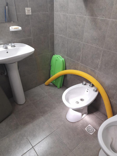 Vendo Chalet Sobre 2 Lotes En Barrio Colinas Verdes - Amplio Parque - Piscina - Quincho