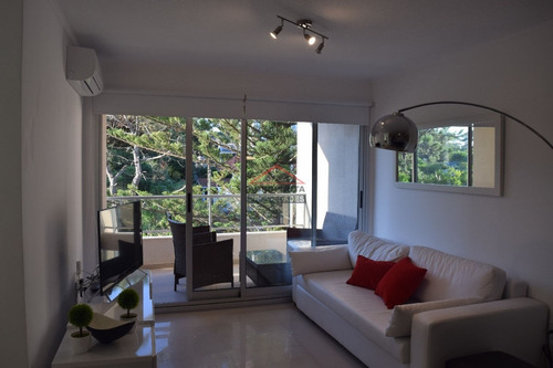 A Pasos De Playa Brava Con Servicios- Ref: 2865