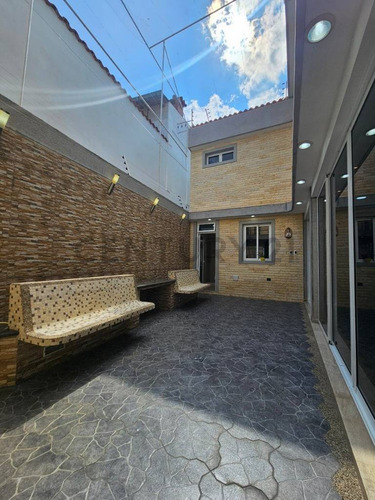 Casa En Venta Los Castores Totalmente Remodelada, Amoblada Acabados De Lujo.