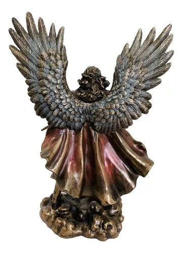 Bela figura de São Miguel Arcanjo com espada de anjo da guarda publicada em cores