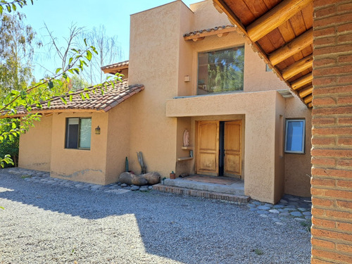 Hermosa Casa Provenzal, Con Lindo Jardín. Chicureo Poniente.