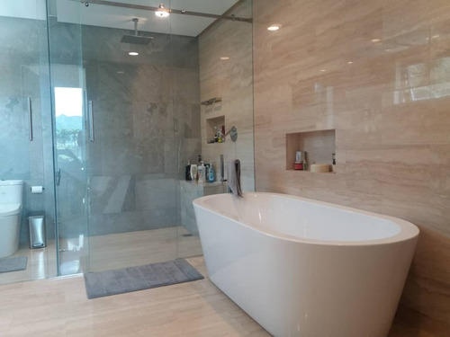 Imagen 19 de 27 de Adriana Atienzo Vende | Moderna Casa En Urb. Guaparo (foc-559)