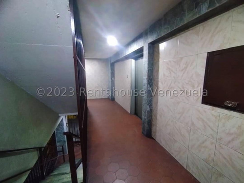 Vendo Apartamento En Zona Centro De Maracay (lopez Aveledo), Código 24-21852 Cm
