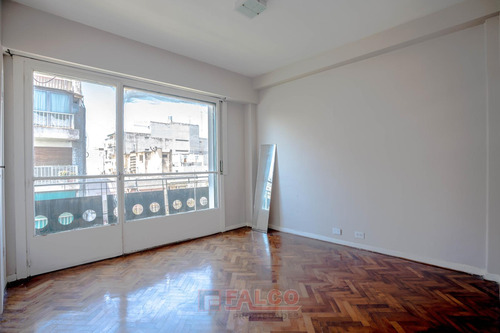 Departamento De Cuatro Ambiente Remodelado A Metros De Av. Rivadavia