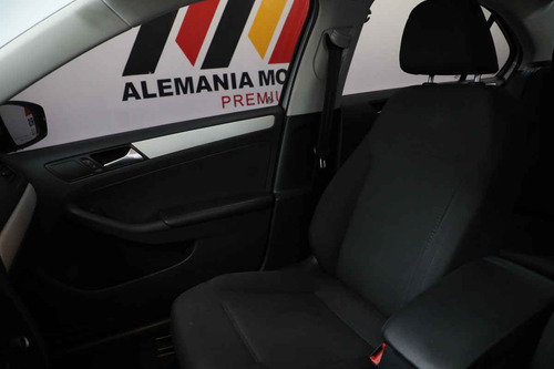 Imagen 8 de 15 de Volkswagen Jetta 2017 4p Trendline L5/2.5 Man