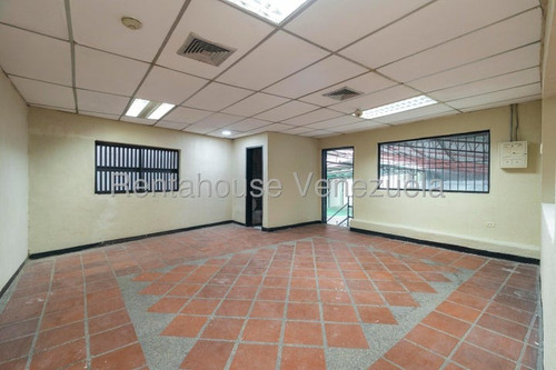 Exclusivo Galpón Con La Mejor Ubicación En Boleíta Sur, A Pie De Calle. Mls# #25-22313