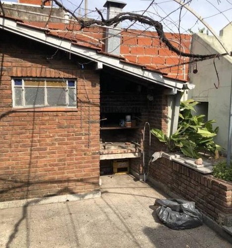 Casa Con Galpon Y Cochera ,excelente Zona !!!