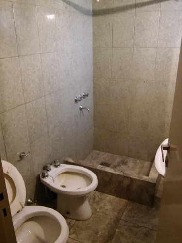 Departamento De Pasillo, Dos Dormitorios Zona Echesortu