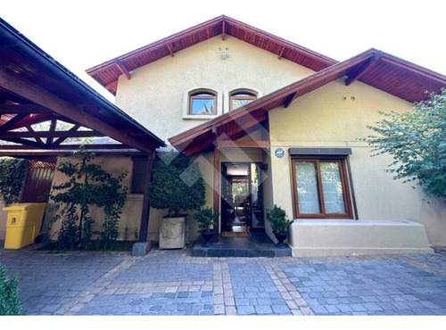 Se Vende Impecable Casa De 4 Dorm. + Serv. En Pie Andino