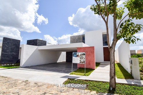 Casa En Venta De 3 Recámaras En Privada Al Norte De Mérida