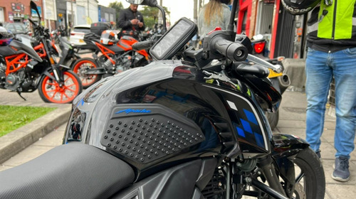 Imagen 2 de 7 de Kit Protector Tanque Con Stomp Grip En Caucho Tvs Apache 200