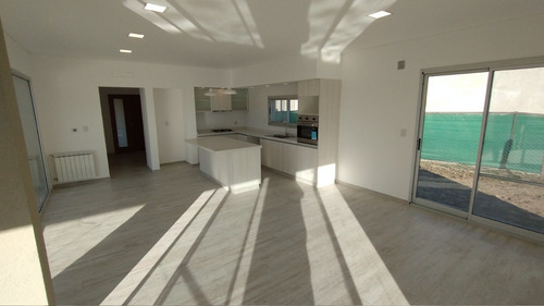 Imagen 4 de 19 de Hermosa Casa En Barrio San Felipe Con Pileta
