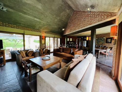 Casa En Venta De 4 Dormitorios En Country, Punta Del Este.
