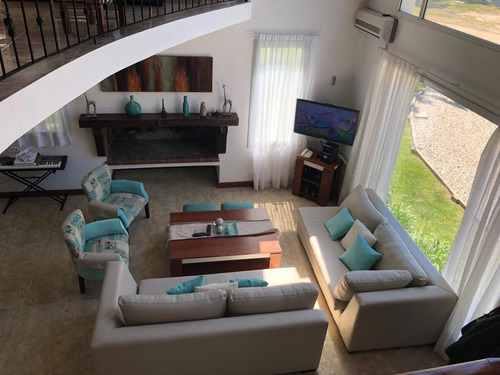 Casa De 5 Dormitorios Y 4 Baños La Herradura